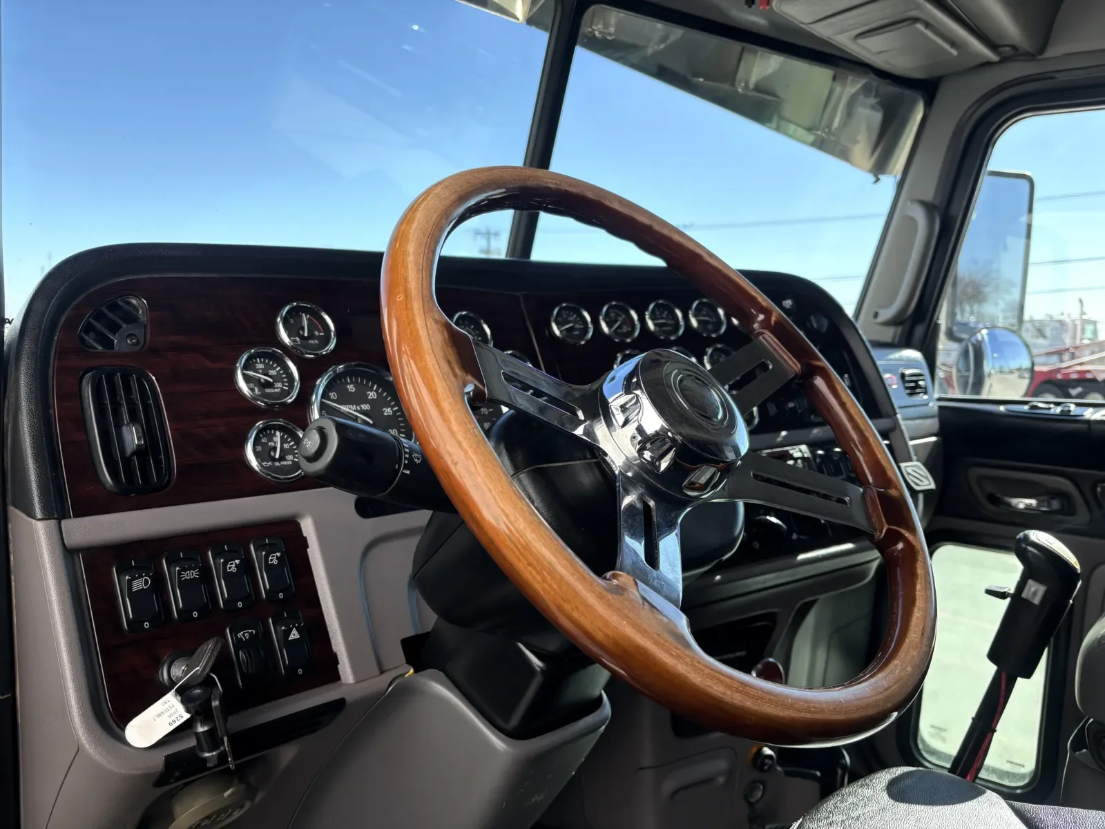 2016 Peterbilt 389 - image 15