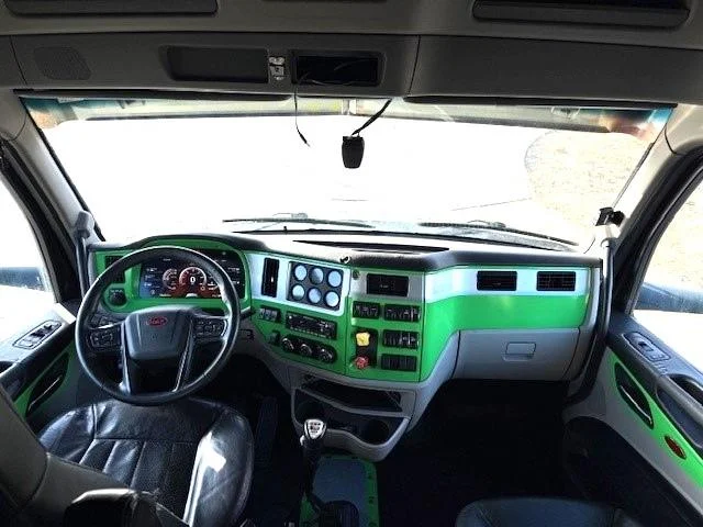 2022 Peterbilt 579 - image 13