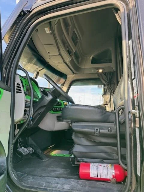 2022 Peterbilt 579 - image 12