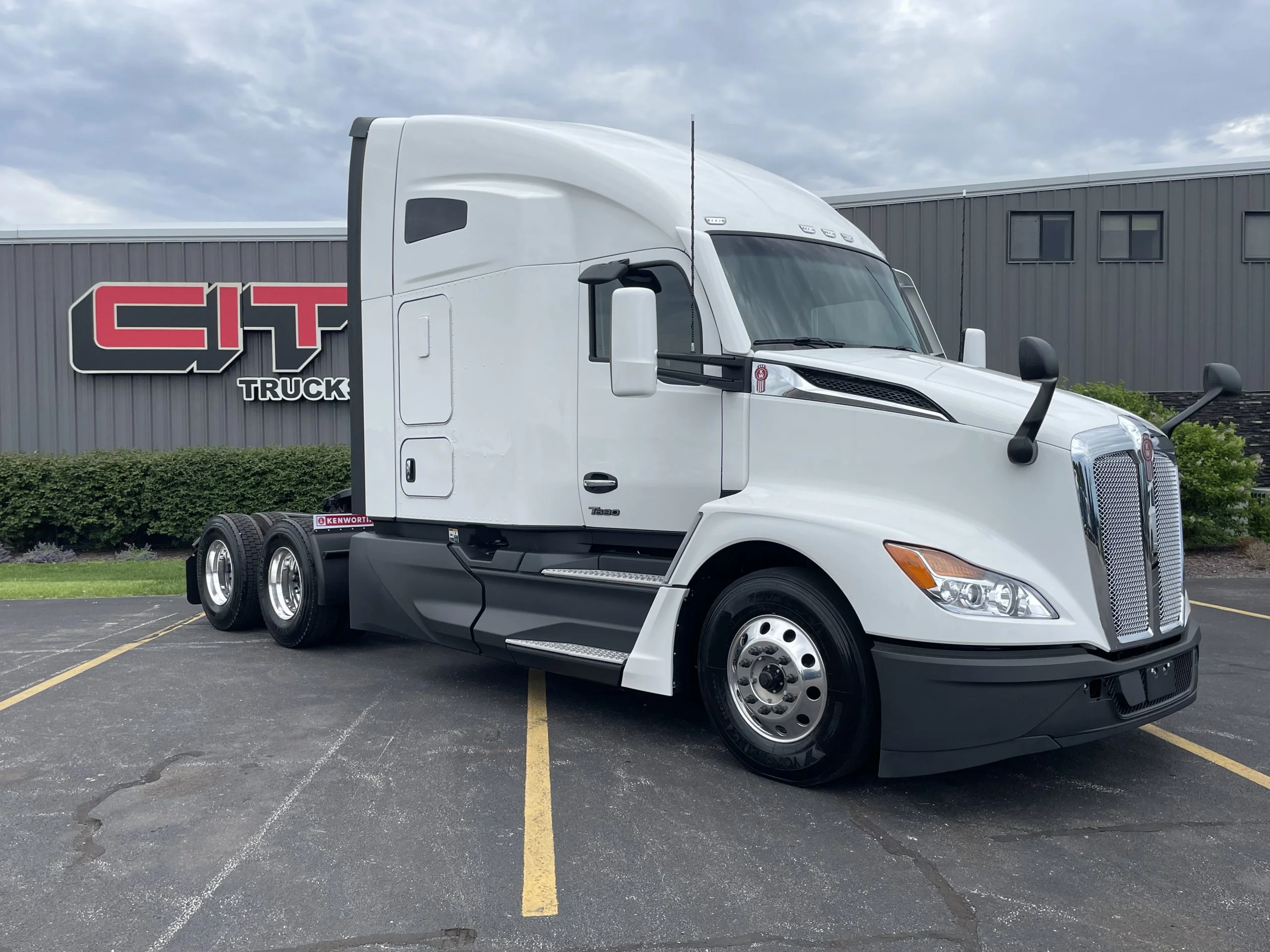 2027 Kenworth T680 in Normal, IL — photo 3
