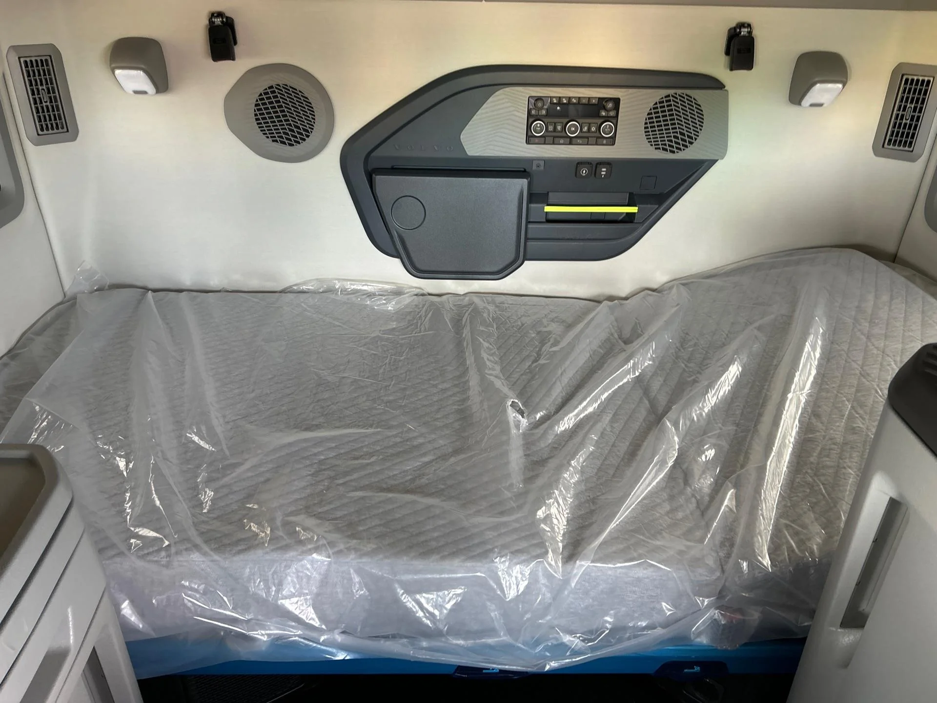 2026 Volvo VNL 860 - image 9