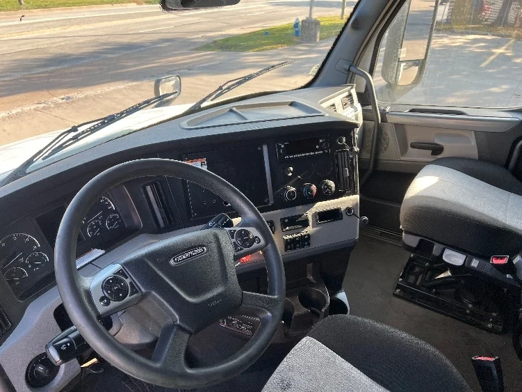 2022 Freightliner Cascadia - image 10