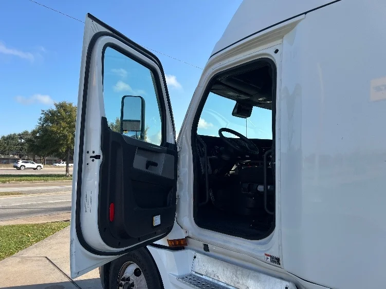 2022 Freightliner Cascadia - image 9