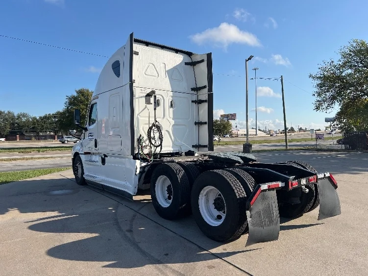 2022 Freightliner Cascadia in San Antonio, TX — photo 5