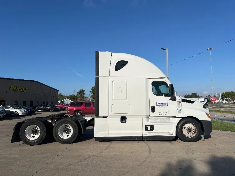 2022 Freightliner Cascadia in San Antonio, TX — photo 8