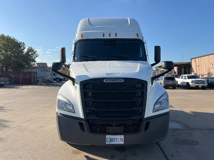 2022 Freightliner Cascadia in San Antonio, TX — photo 2
