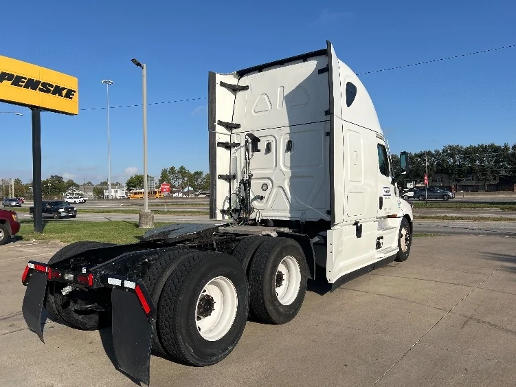 2022 Freightliner Cascadia in San Antonio, TX — photo 7