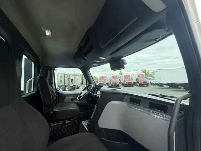 2022 Freightliner Cascadia in Ridgefield, WA — photo 7