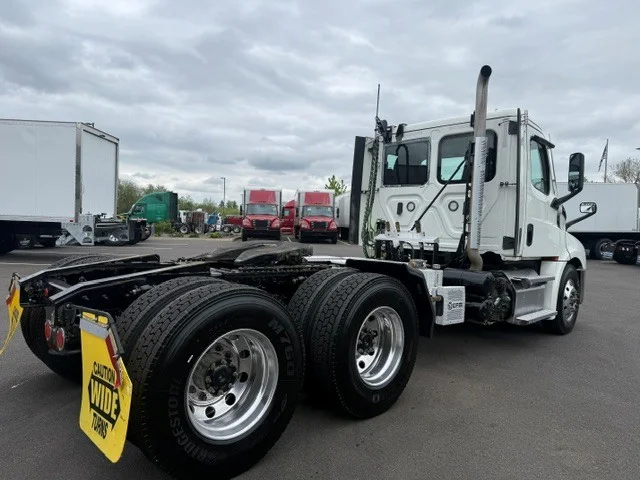 2022 Freightliner Cascadia in Ridgefield, WA — photo 2