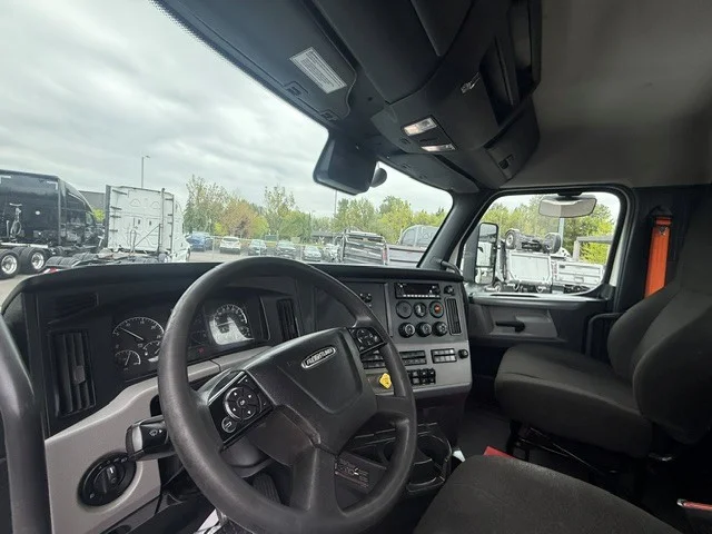 2022 Freightliner Cascadia in Ridgefield, WA — photo 8