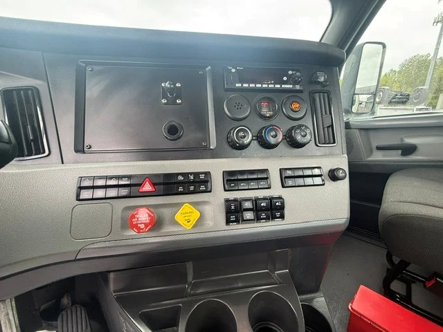 2022 Freightliner Cascadia in Ridgefield, WA — photo 9