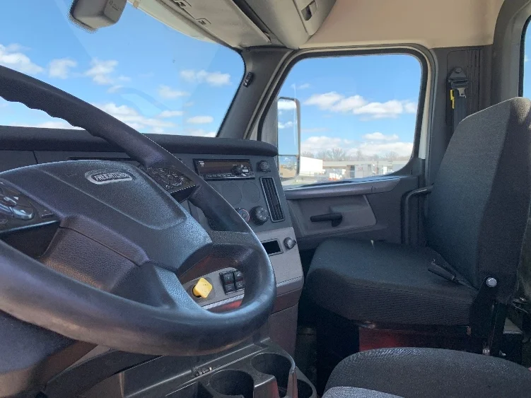 2019 Freightliner Cascadia - image 10