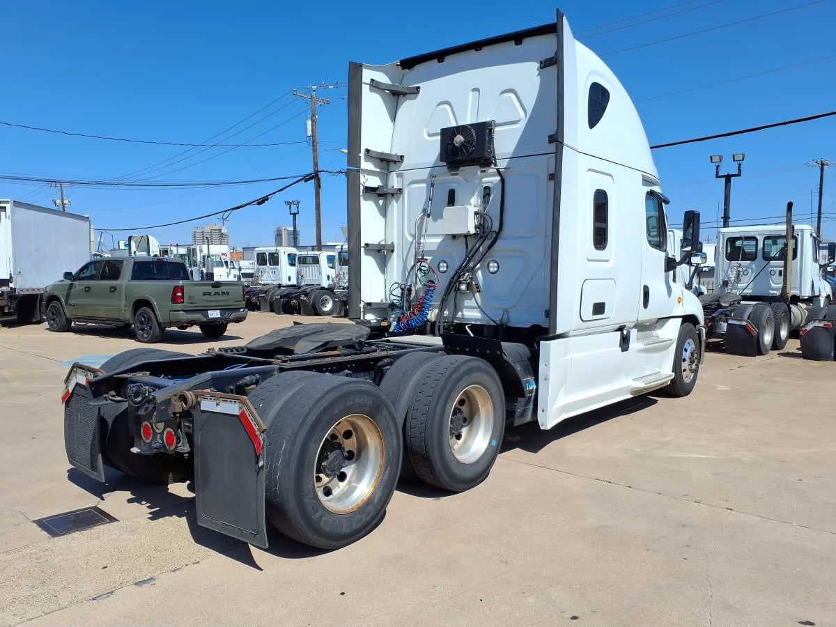 2019 Freightliner Cascadia in Dallas, TX — photo 4