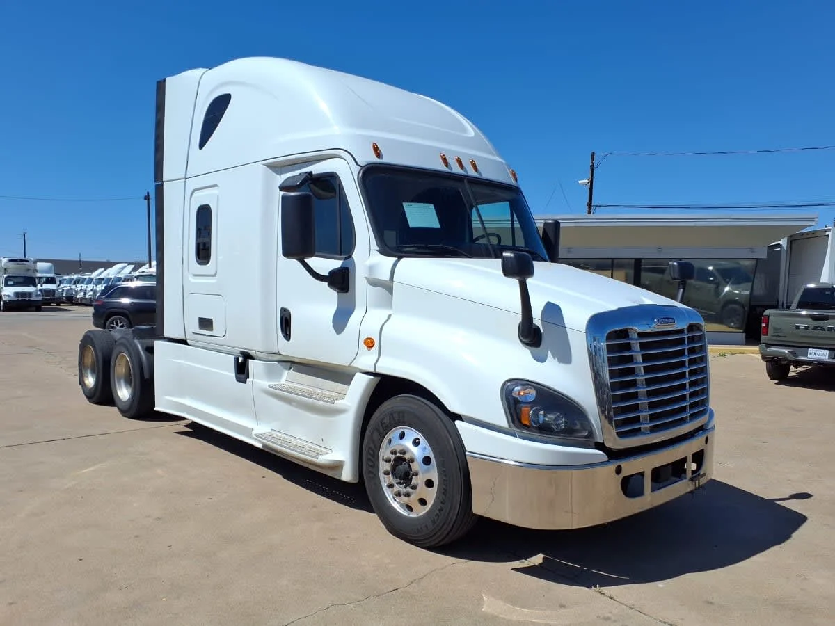2019 Freightliner Cascadia in Dallas, TX — photo 3