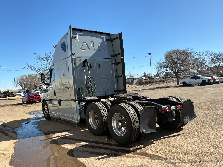 2022 Freightliner Cascadia - image 5