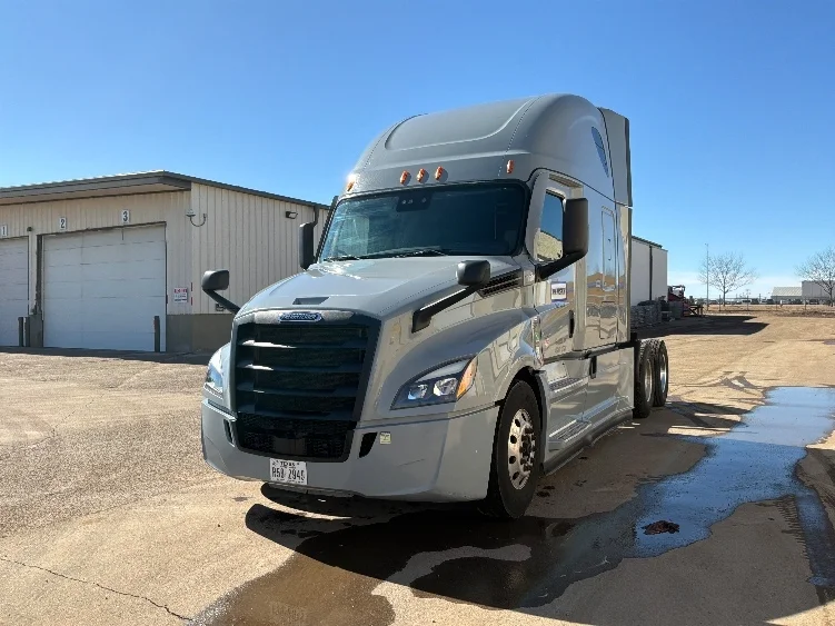 2022 Freightliner Cascadia - image 3
