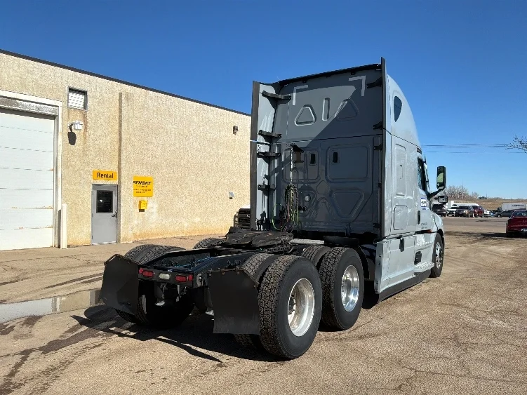 2022 Freightliner Cascadia - image 7