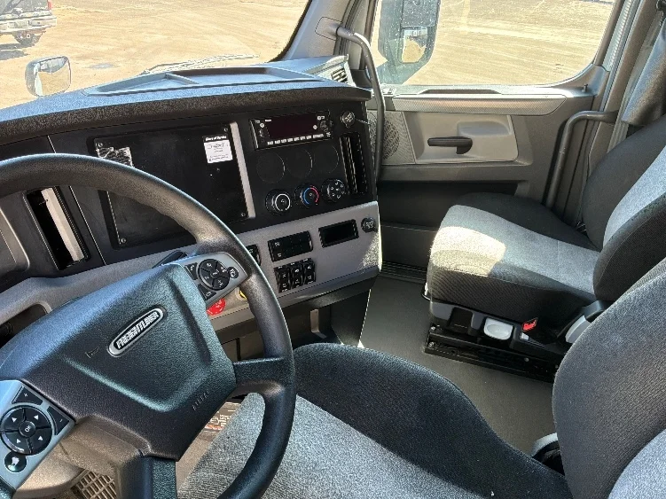 2022 Freightliner Cascadia - image 10