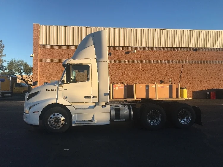 2021 Volvo VNR 640 - image 4