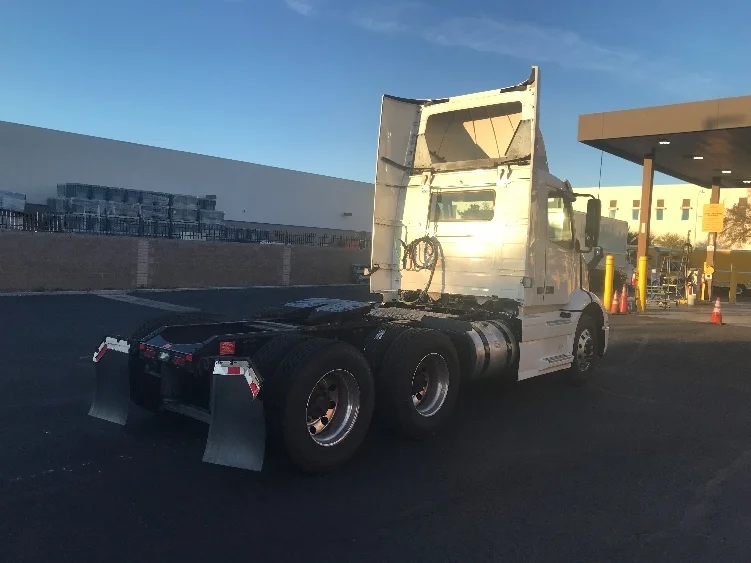 2021 Volvo VNR 640 - image 7