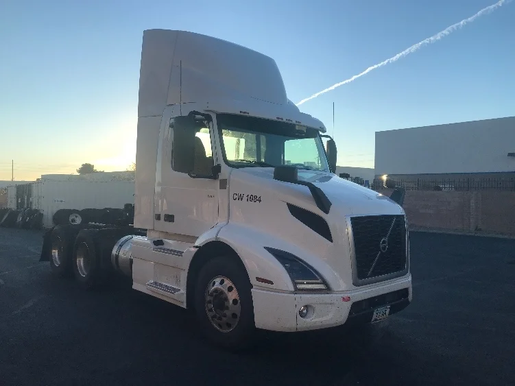 2021 Volvo VNR 640 - image 1