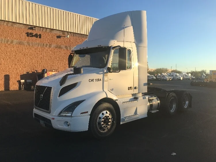 2021 Volvo VNR 640 - image 3