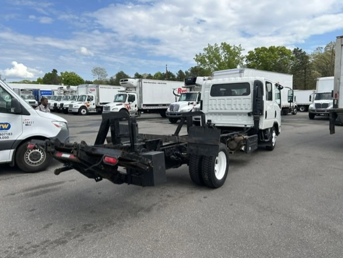 2017 Isuzu NQR in Farmingdale, NY — photo 4