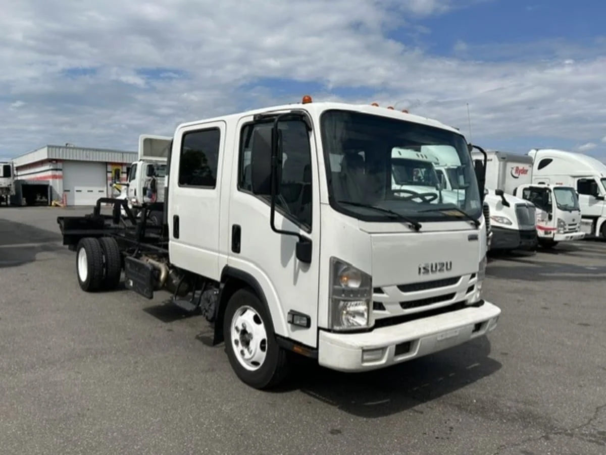 2017 Isuzu NQR in Farmingdale, NY — photo 3