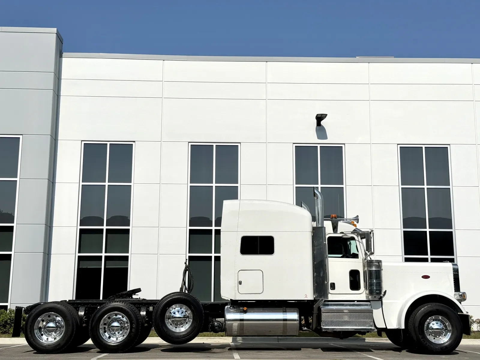 2022 Peterbilt 389 in New Lenox, IL — photo 3
