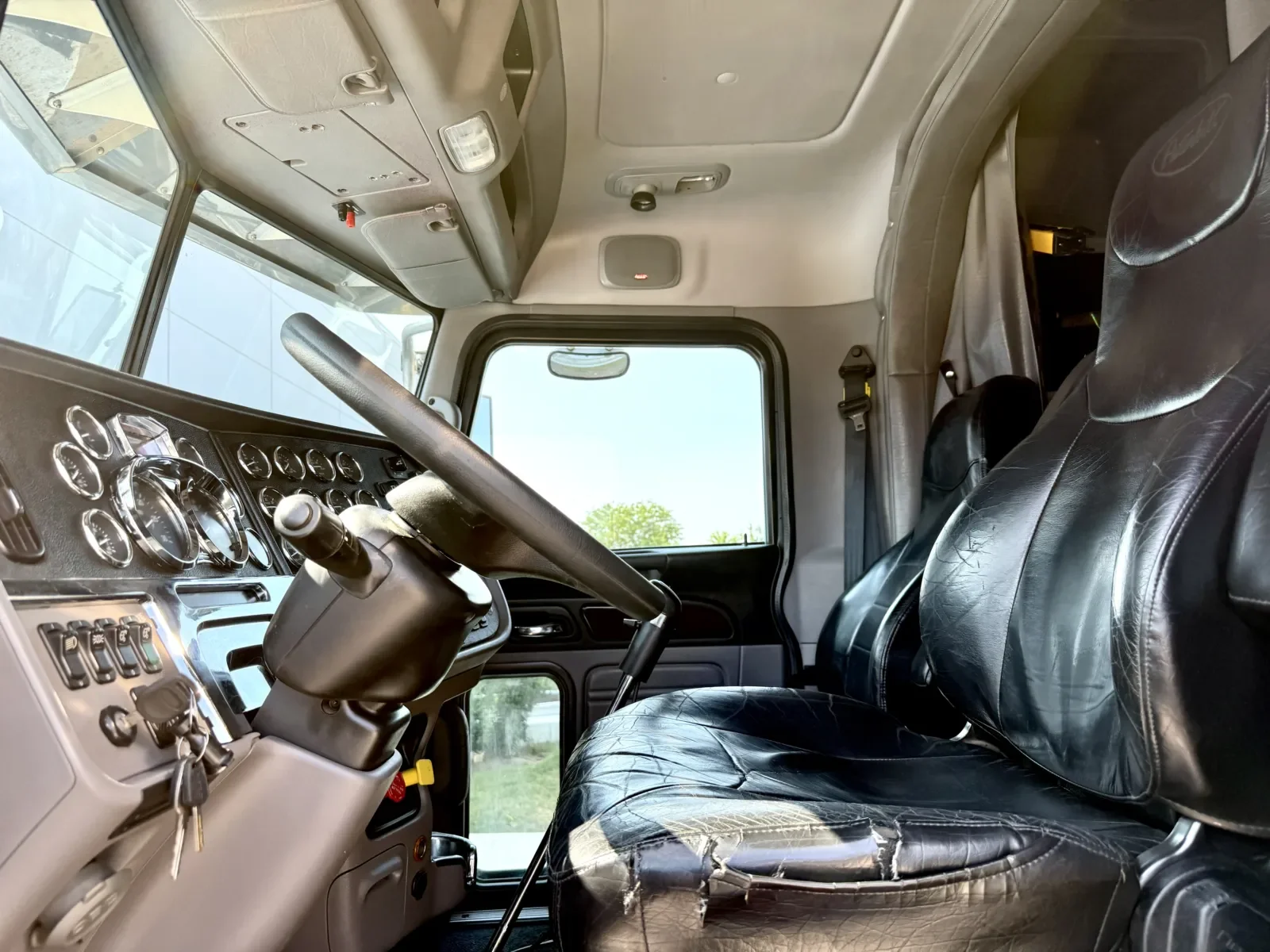 2022 Peterbilt 389 in New Lenox, IL — photo 14