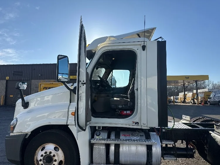 2018 Freightliner Cascadia - image 9