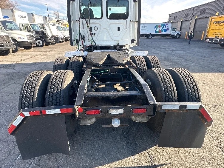 2018 Freightliner Cascadia - image 6