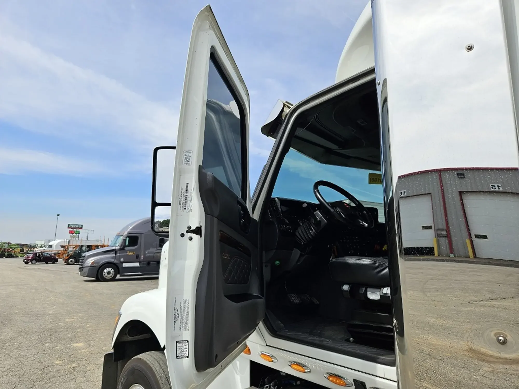 2023 International HX - image 9