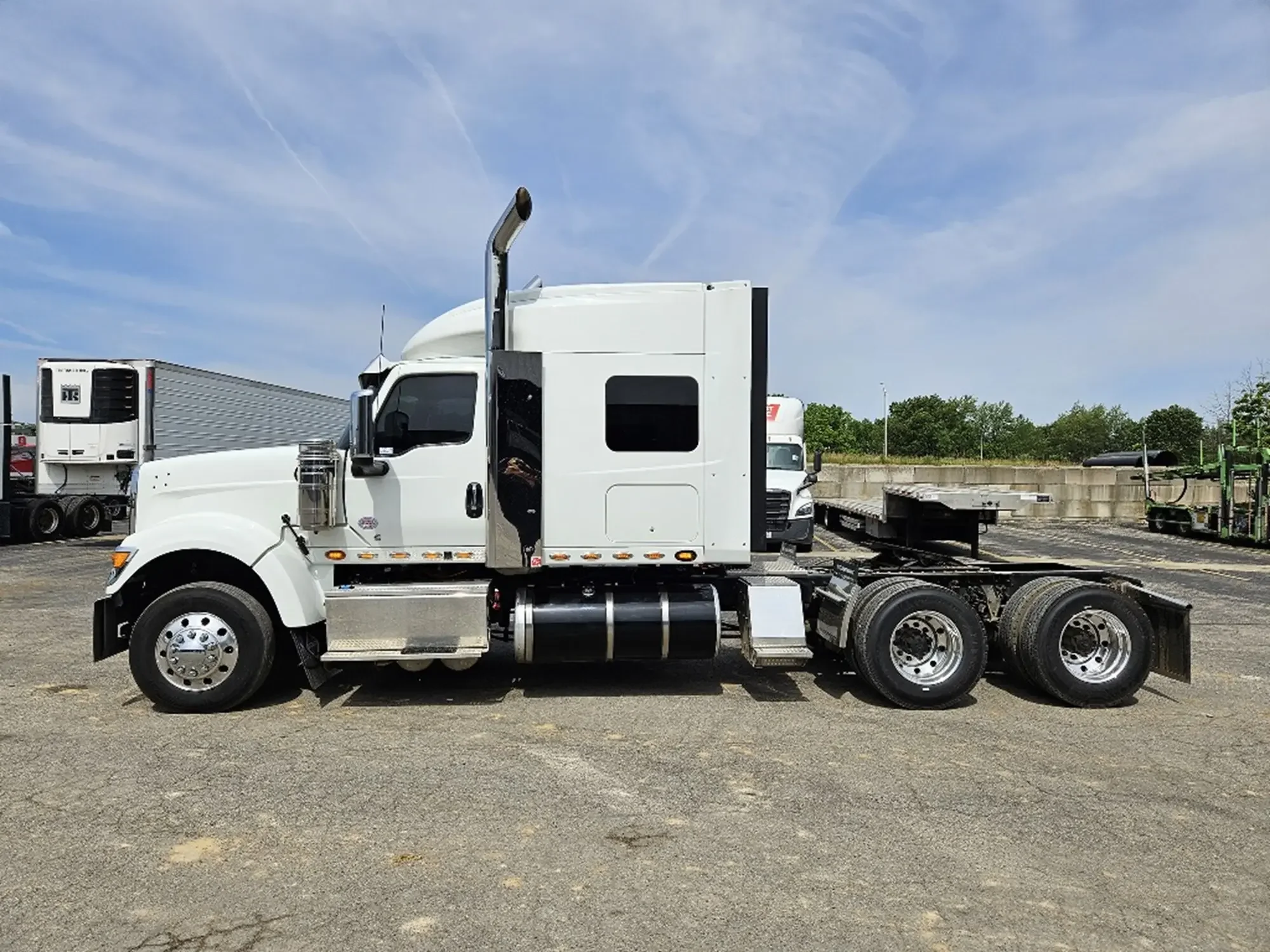 2023 International HX - image 8