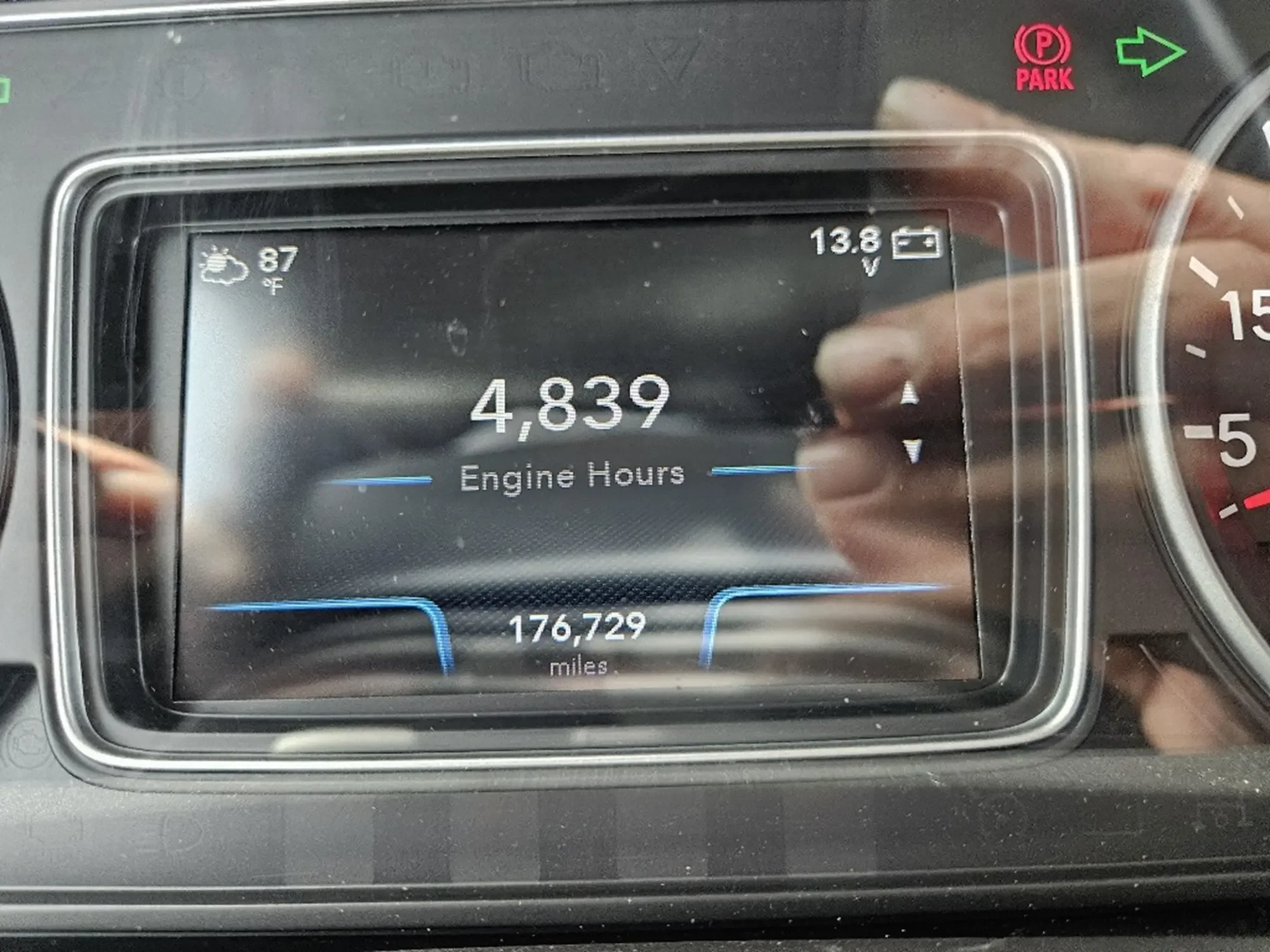 2023 International HX - image 12