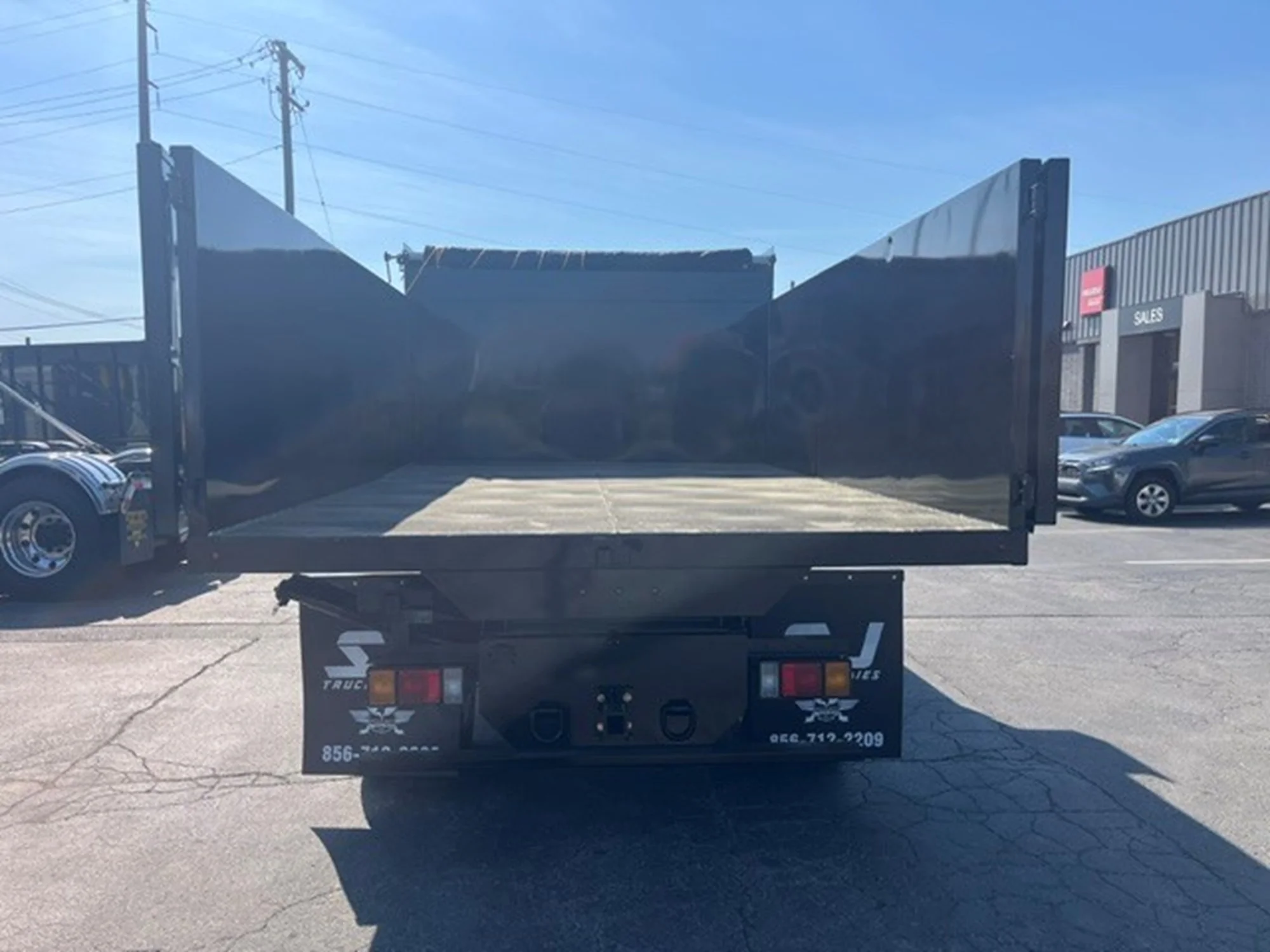 2025 Isuzu NRR in Conshohocken, PA — photo 3