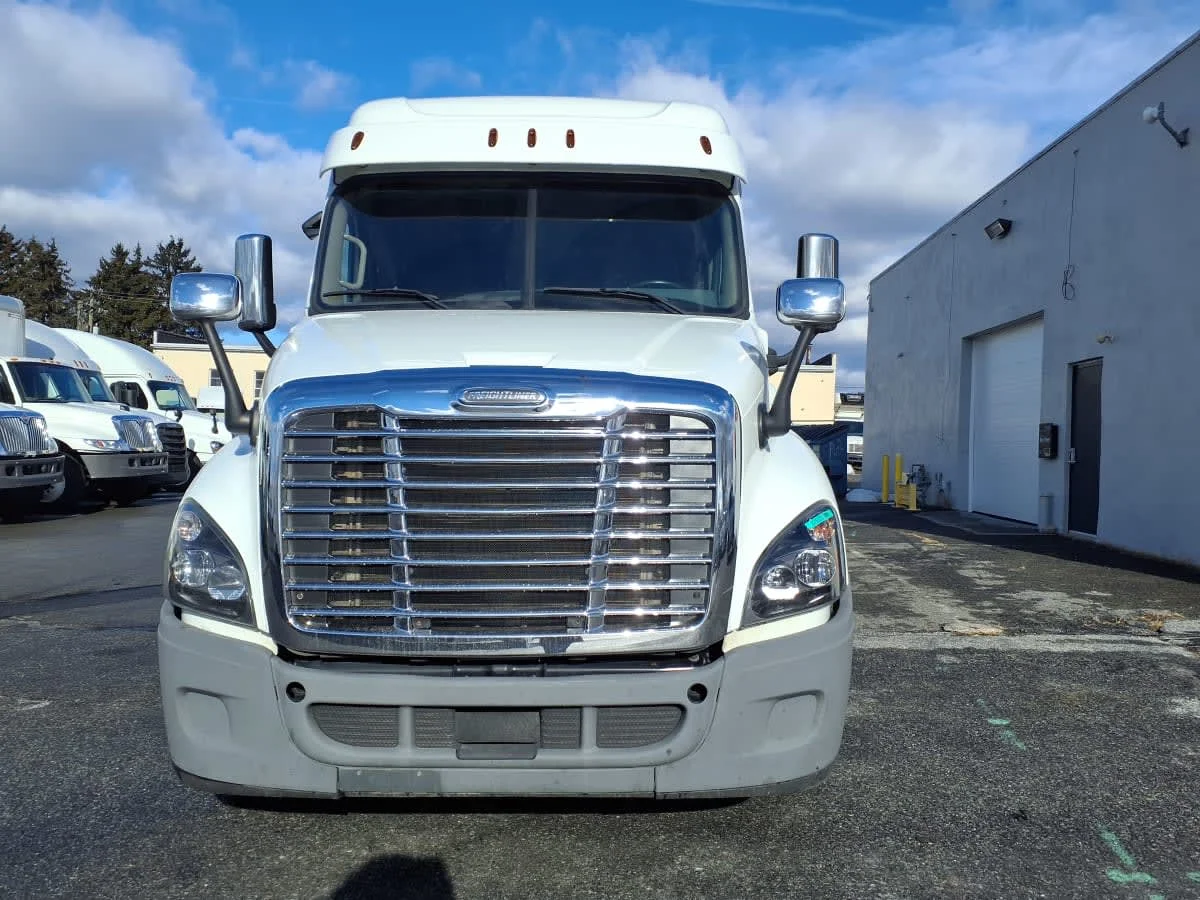 2020 Freightliner Cascadia - image 2