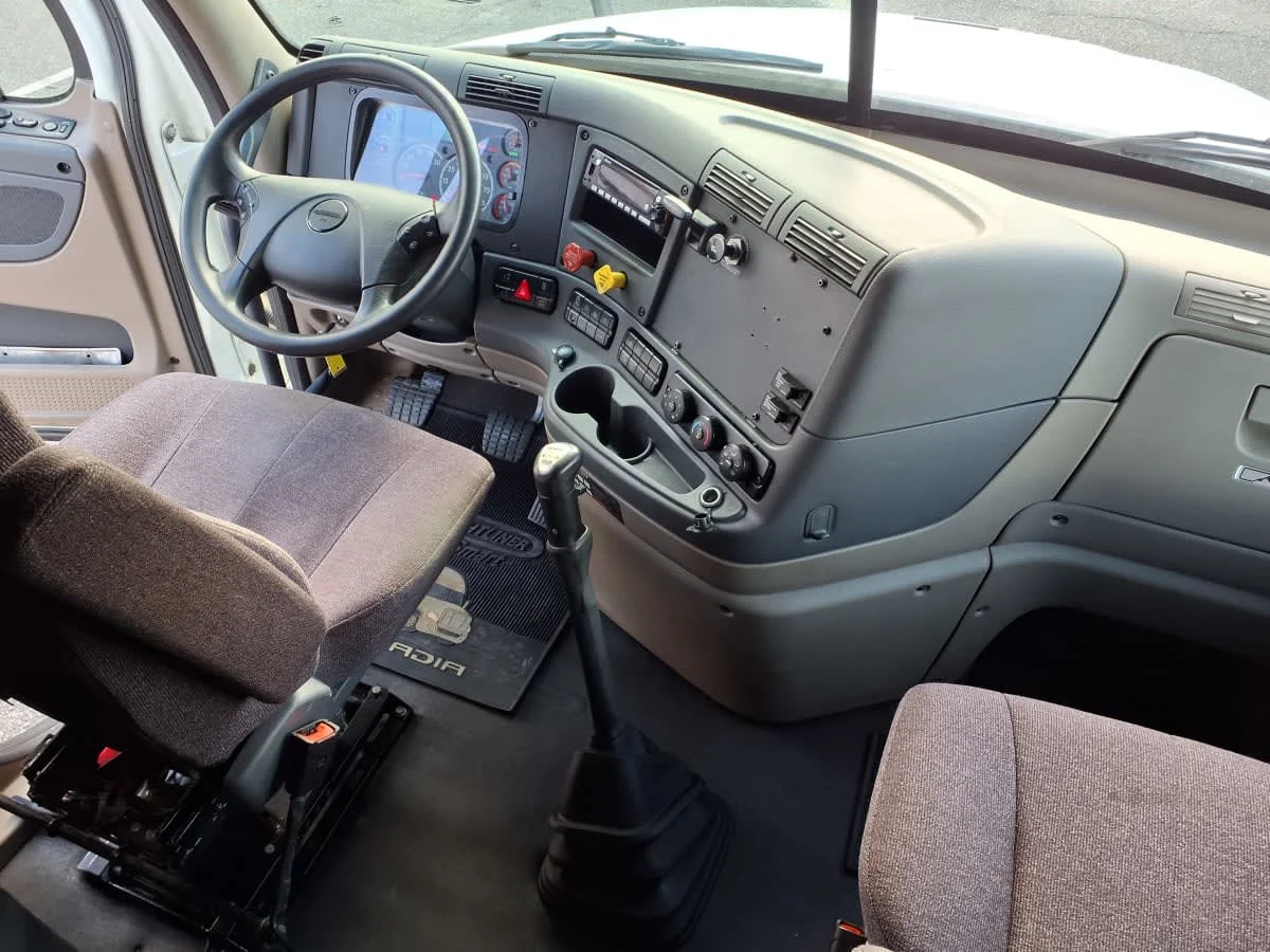 2020 Freightliner Cascadia - image 12