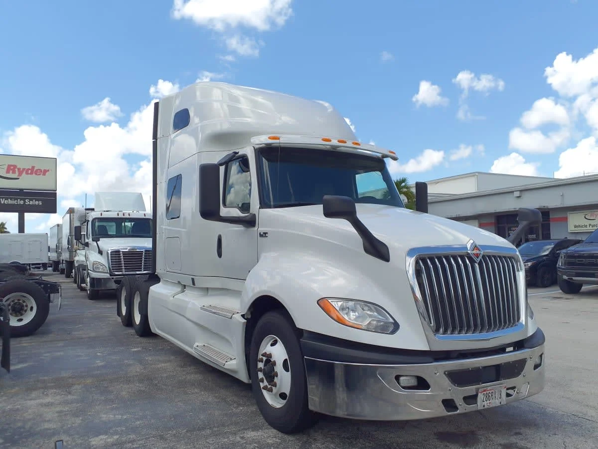 2020 International LT - image 3