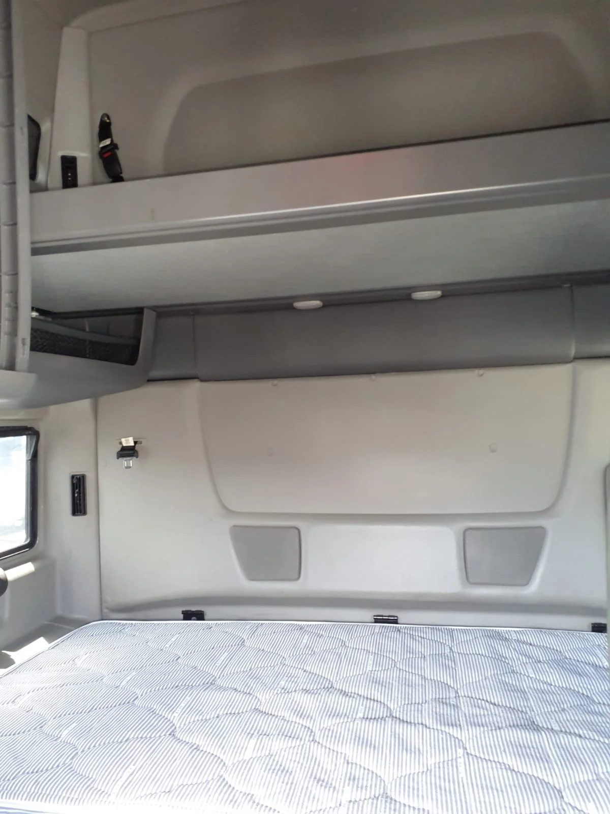 2020 International LT - image 8