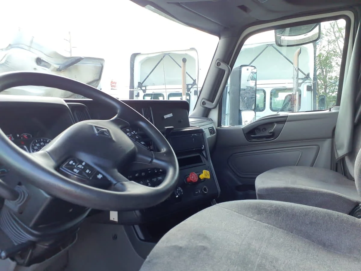 2020 International LT - image 7