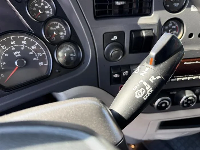 2021 Peterbilt 567 — photo 27