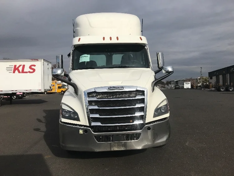 2021 Freightliner Cascadia - image 2