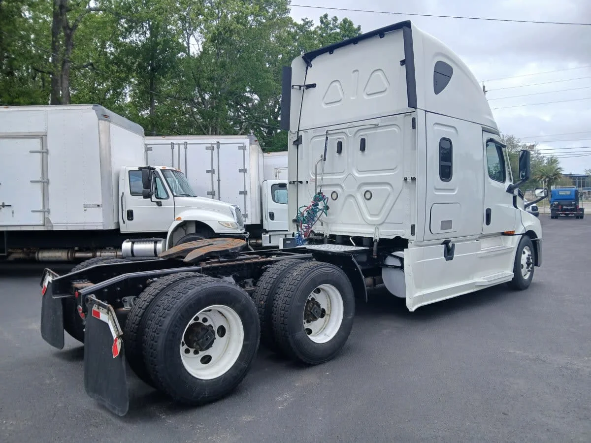 2021 Freightliner Cascadia - image 4