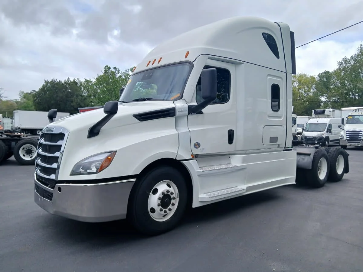 2021 Freightliner Cascadia in Jacksonville, FL — photo 2