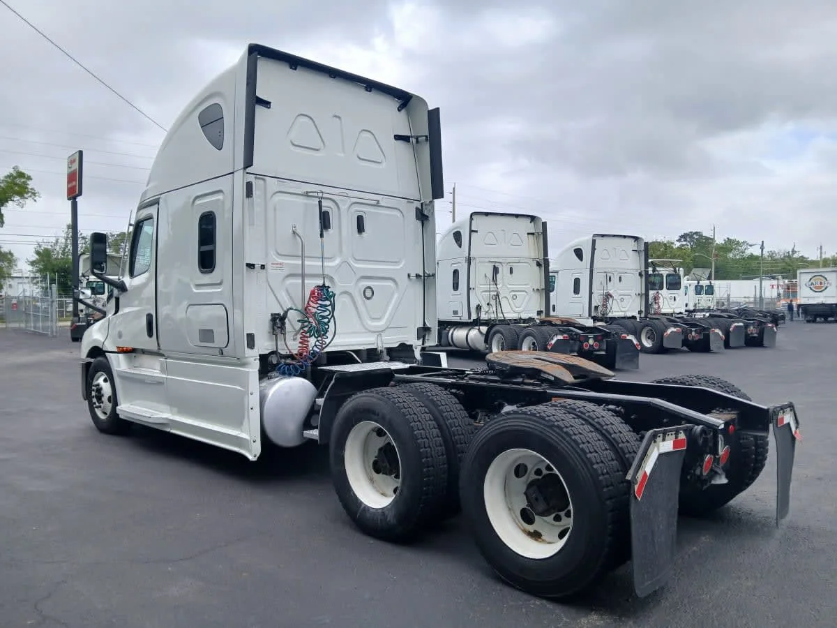 2021 Freightliner Cascadia in Jacksonville, FL — photo 6