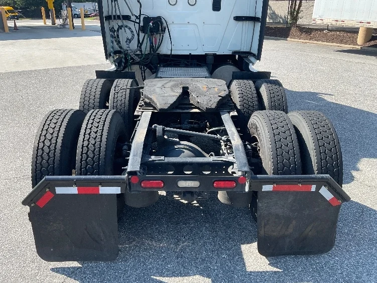 2022 International LT - image 6