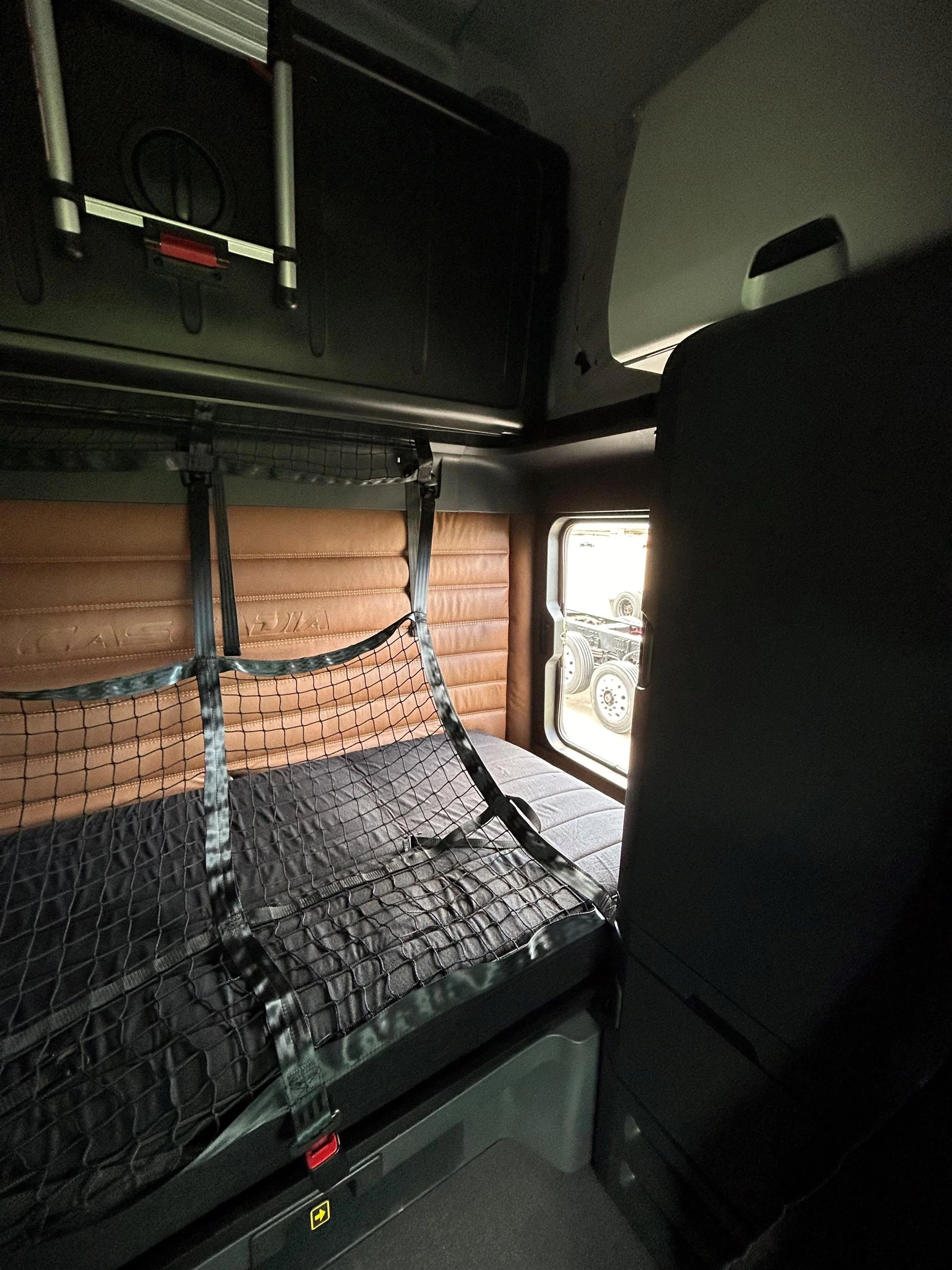 2025 Freightliner Cascadia - image 7