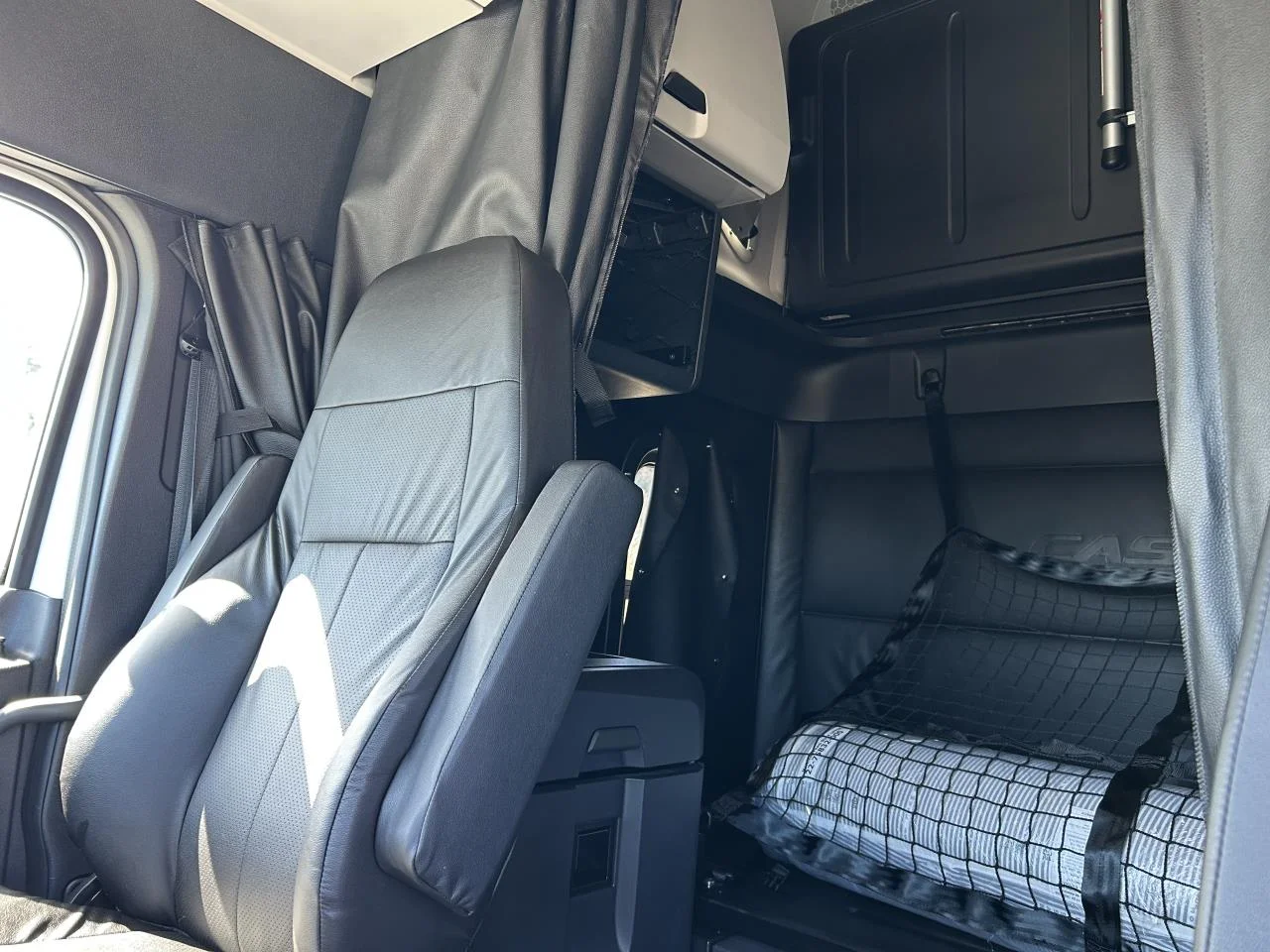 2027 Freightliner Cascadia - image 9