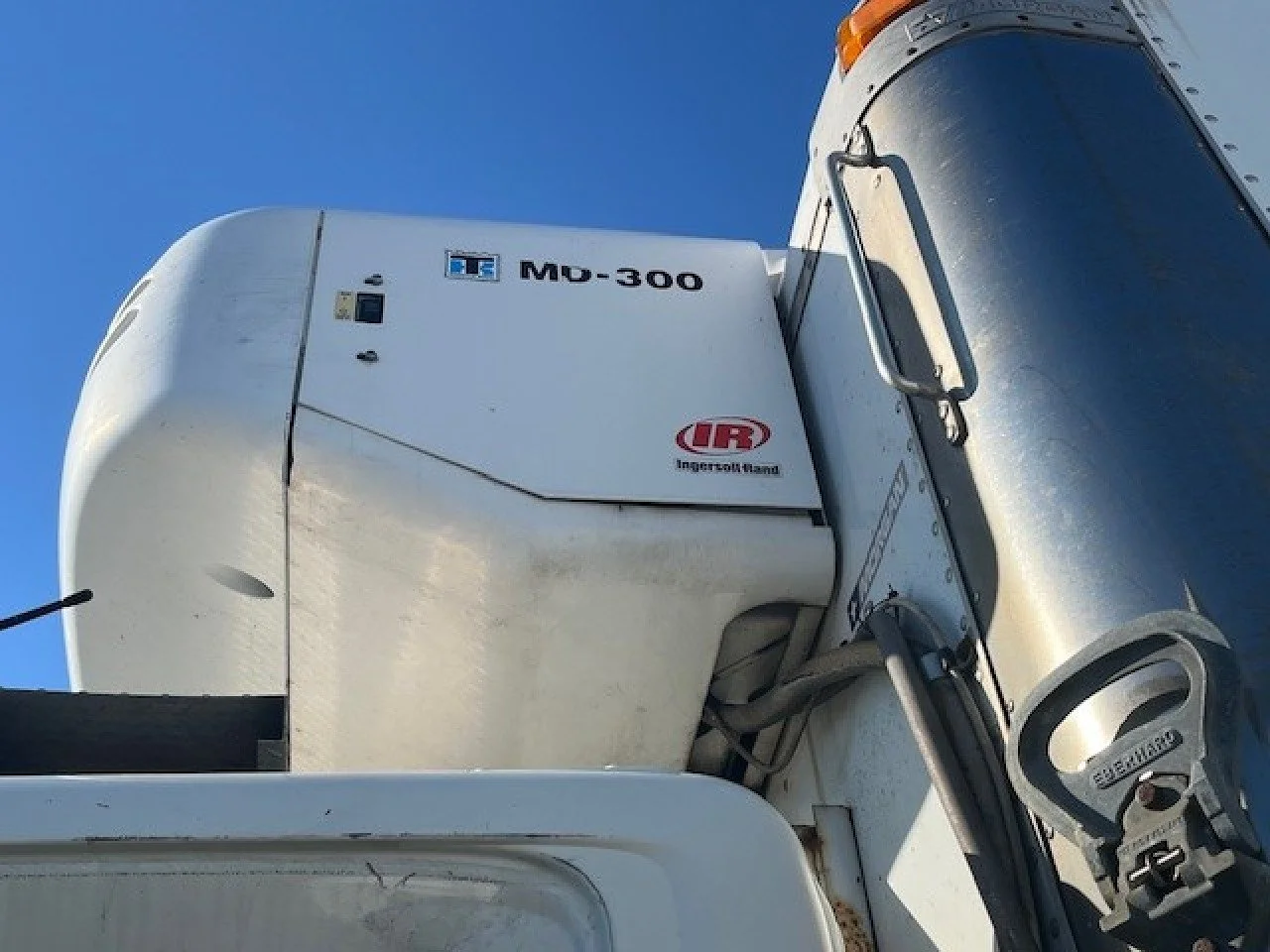 2013 Hino 268 - image 3